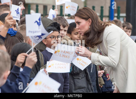 Die Herzogin von Cambridge die Schule die Kinder bei einem Besuch in Pegasus Primary School in Oxford über die Arbeit der Liebe Familie Links zu erfahren. Stockfoto