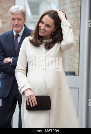 Die Herzogin von Cambridge, die während eines Besuchs auf Pegasus Primary School in Oxford über die Arbeit der Liebe Familie Links zu erfahren. Stockfoto