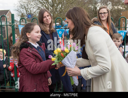 Die Herzogin von Cambridge ist mit einem Spray von Blumen während ihres Besuchs in Pegasus Primary School in Oxford über die Arbeit der Liebe Familie Links zu erfahren. Stockfoto