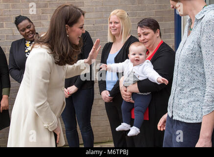 Die Herzogin von Cambridge interagiert mit Diane Lauge und ihre Tochter Tilly, die während eines Besuchs auf Pegasus Primary School in Oxford über die Arbeit der Liebe Familie Links zu erfahren. Stockfoto