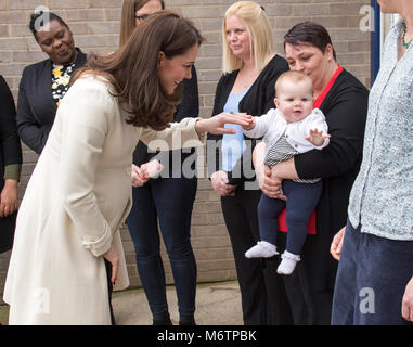 Die Herzogin von Cambridge interagiert mit Diane Lauge und ihre Tochter Tilly, die während eines Besuchs auf Pegasus Primary School in Oxford über die Arbeit der Liebe Familie Links zu erfahren. Stockfoto