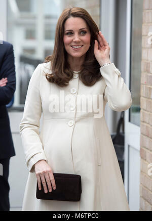 Die Herzogin von Cambridge, die während eines Besuchs auf Pegasus Primary School in Oxford über die Arbeit der Liebe Familie Links zu erfahren. Stockfoto