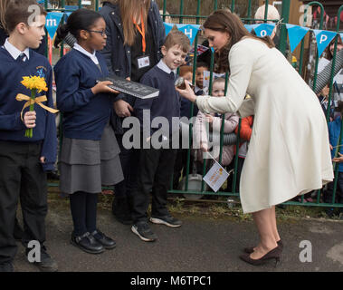 Die Herzogin von Cambridge, Geschenke, darunter ein Buch mit Geschichten und Gedichte von Schülerinnen und Schülern des Pegasus Schule bei ihrem Besuch in Pegasus Primary School in Oxford über die Arbeit der Liebe Familie Links zu erfahren geschrieben. Stockfoto