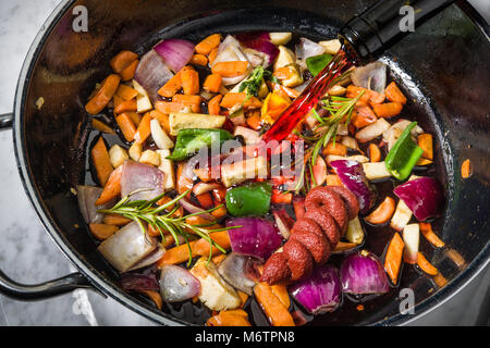 Wie man ein Stück Rindfleisch Bein Stockfoto