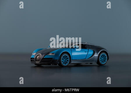 Bugatti Veyron Blue Spielzeug Modellauto Three-Quarter anzeigen Stockfoto