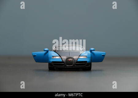 Bugatti Veyron Blue Spielzeug Modellauto Vorderansicht Türen öffnen Stockfoto