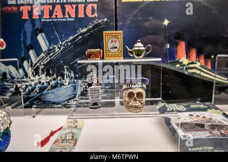 Titanic themed Elemente, einschließlich Spiele und ein Schädel, auf dem Display während eine Vorschau der Titanic Geschichten Ausstellung im National Maritime Museum Cornwall, Falmouth, das öffnet am 8. März. Stockfoto