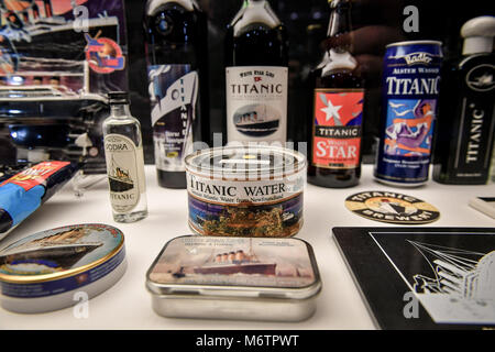 Titanic themed Elemente, einschließlich einer kann von Wasser, von wo aus die RMS Titanic versenkt, während eine Vorschau der Titanic Geschichten Ausstellung im National Maritime Museum Cornwall, Falmouth, das öffnet am 8. März. Stockfoto