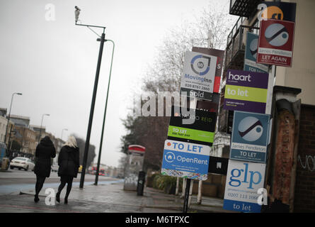 Verschiedene 'zu verkaufen', 'alte' und 'Von' estate agent Zeichen neben einem Träume in Clapham, London gegenübergestellt. Stockfoto