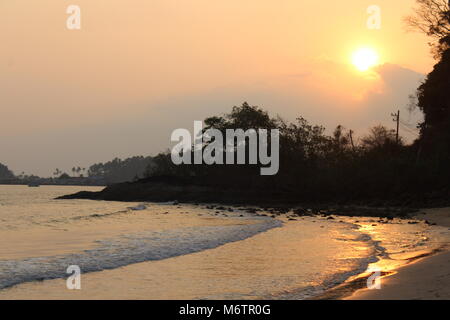 Sonnenuntergänge am Strand auf Koh Chang, Thailand. Stockfoto