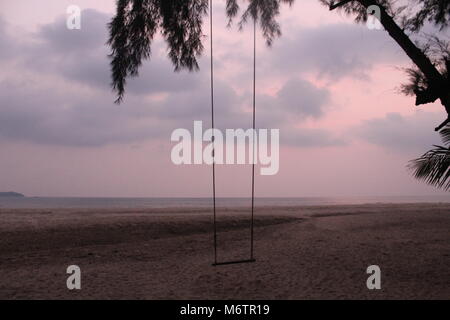 Sonnenuntergänge am Strand auf Koh Chang, Thailand. Stockfoto