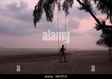 Sonnenuntergänge am Strand auf Koh Chang, Thailand. Stockfoto