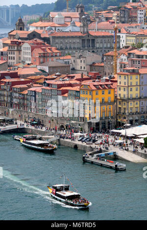 Douro River Cruise Boot mit Touristen und Cais da Ribeira Promenade und Square, Porto, Norte, Portugal Stockfoto