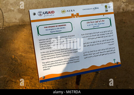 Ein Zeichen neben der Sphinx von Memphis Memphis, Ägypten, Nordafrika Stockfoto