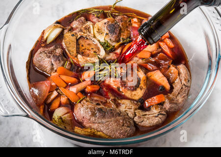 Wie man ein Stück Rindfleisch Bein Stockfoto