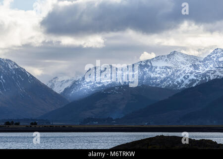 Schnee auf den Mamores Berge an einem bewölkten Tag im Winter. Stockfoto