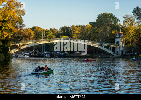 Menschen Paddel in der Spree am Treptower Park und die Insel der Jugend, Berlin 2017. Stockfoto