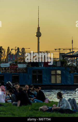 Menschen geniessen die Abendsonne im Treptower Park, Berlin 2017. Stockfoto