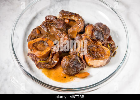 Wie man ein Stück Rindfleisch Bein Stockfoto