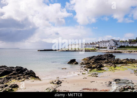 Blick entlang kleiner Sandstrand an der felsigen Küste des Loch Indaal, Port Charlotte Insel Islay Argyll und Bute Inneren Hebriden Western Isles Schottland Großbritannien Stockfoto