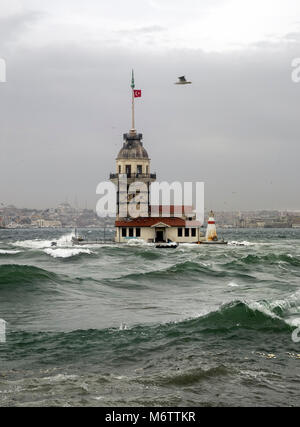 Dirnen Turm und Südwesten Sturm in Istanbul, Türkei Stockfoto