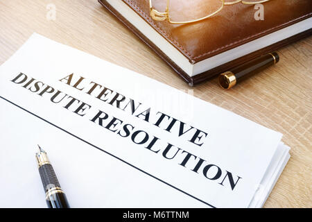 Dokumente mit dem Titel "alternative dispute resolution ADR in einem Büro. Stockfoto