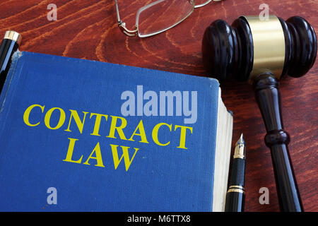 Vertragsrecht und Hammer auf einem Schreibtisch. Stockfoto
