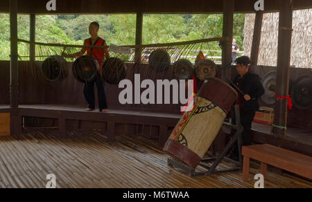 Reihe der Bidayuh Gongs im Sarawak Cultural Village, Kuching, Malaysia Stockfoto