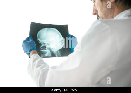 Arzt Prüfung x-ray der Schädel des Patienten in eine Klinik. Healthcare Professional Analyse imaging Test der menschlichen Kopf. Stockfoto