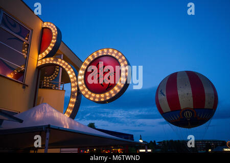 Das Äußere des Cafe Mickey im Disney Village in Disneyland, Paris, Micky Maus Ohren und die Disney Ballonfahrt Stockfoto