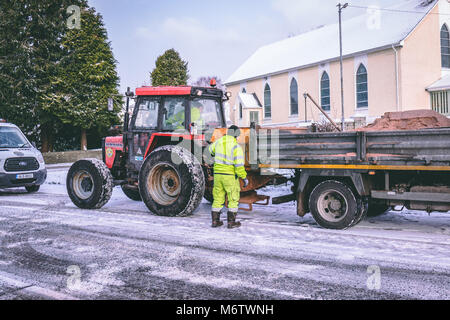 März 1st, 2018, Carrignavar, County Cork, Irland - Cork City Council Arbeitnehmer Vorbereitung Straßen während der Sturm Emma, Grit, auch als das Tier aus bekannt Stockfoto