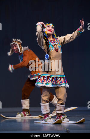 Valentina Ammosova tanzen den Tanz "Nördlichen Bilder' auf dem Allrussischen Wettbewerb von Ballett und Choreografen 2014 in Moskau, Russland Stockfoto