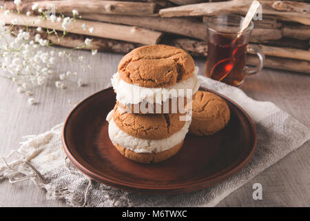 Hausgemachte Kekse Cookies mit Ice Cream Sandwich Stockfoto