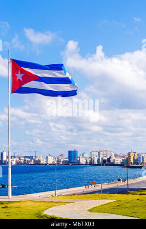 Kubanische Flagge mit Blick auf den Malecon in Havanna City Skyline im Hintergrund Stockfoto