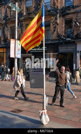 Eine Ein-Mann-Demonstration gegen die spanische Regierung Einspruch gegen die von der Unabhängigkeit Kataloniens, Glasgow, Großbritannien Stockfoto