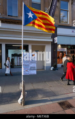 Eine Ein-Mann-Demonstration gegen die spanische Regierung Einspruch gegen die von der Unabhängigkeit Kataloniens, Glasgow, Großbritannien Stockfoto