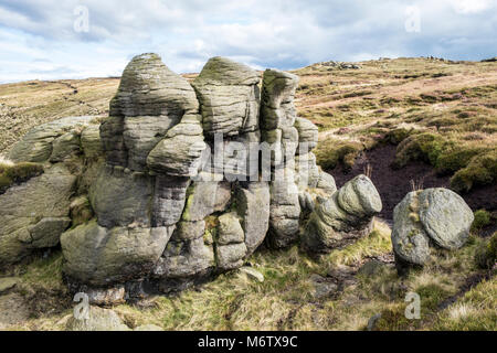 Erodiert gritstone Felsen auf Moorland bei Blackden Kante, Kinder Scout, Derbyshire, Peak District, England, Großbritannien Stockfoto