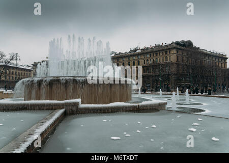 Brunnen vor der Burg Sforza, Italienisch: Castello Sforzesco, Stockfoto