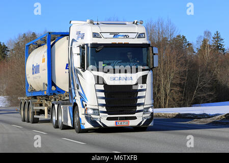 SALO, Finnland - 2. MÄRZ 2018: Maßgeschneiderte Next Generation Scania S500 für Verkehr K. Lindholm & Co transportiert Waren entlang der Autobahn an einem sonnigen Tag von w Stockfoto