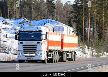 SALO, Finnland - 2. MÄRZ 2018: Weiße angepasste Scania R730 von Transport K. Stromberg mit smart Zusatzscheinwerfer kurz transportiert eine Last in Sout Stockfoto