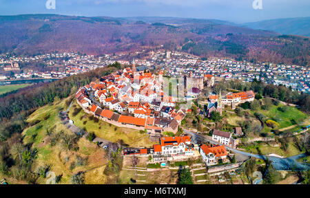 Luftaufnahme der Burg Dilsberg, einer Stadt mit einer Burg auf einem Hügel mit einem Neckar loop umgeben. Deutschland Stockfoto