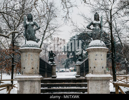Meerjungfrauen Brücke an Sempione Park in Mailand, Italien. Die vier mermaid Statuen auf der Ponte delle Sirenette in Mailand während des Winters. Stockfoto
