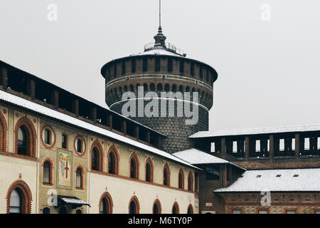 Burg Sforza, Italienisch: Castello Sforzesco in Mailand, Norditalien. Es wurde im 15. Jahrhundert von Francesco Sforza, Herzog von Mailand gebaut, auf die Reste einer Festung aus dem 14. Jahrhundert. Stockfoto