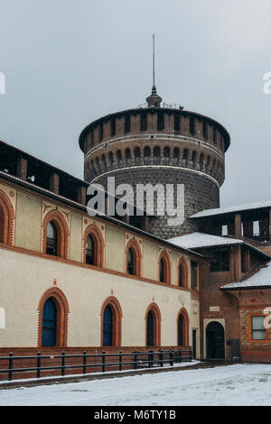 Burg Sforza, Italienisch: Castello Sforzesco in Mailand, Norditalien. Es wurde im 15. Jahrhundert von Francesco Sforza, Herzog von Mailand gebaut, auf die Reste einer Festung aus dem 14. Jahrhundert. Stockfoto