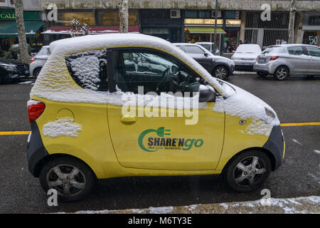 Share'n Go Auto auf einer Straße in Mailand, Lombardei, Italien als Teil der Wirtschaft teilen Stockfoto