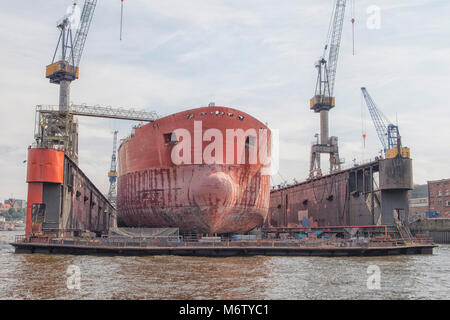 Schiff im Dock im Hafen Hamburg, Deutschland Stockfoto