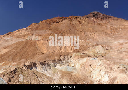 Potosi (UNESCO) in Bolivien - die weltweit höchste Stadt (4070 m). Eine ranbow - farbige Berg - Cerro Rico - die Arbeitsgruppe Silver Mines. Stockfoto