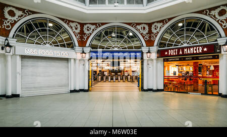 Eingang zum Ticket Halle der High Street Kensington U-Bahnstation mit Essen Optionen für Pendler Stockfoto