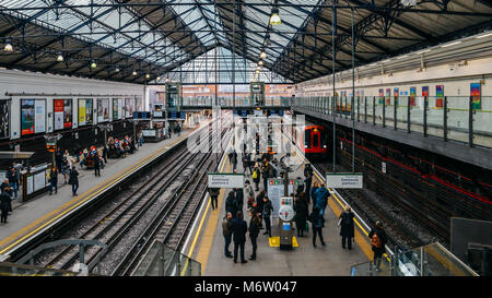 Pendler an Earl's Court Station in West London Service District, Circle - und Piccadilly"-Linien Stockfoto