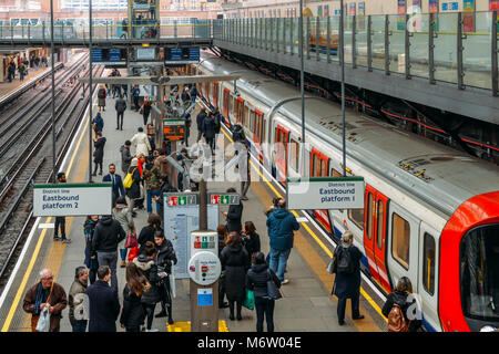 Pendler an Earl's Court Station in West London Service District, Circle - und Piccadilly"-Linien Stockfoto